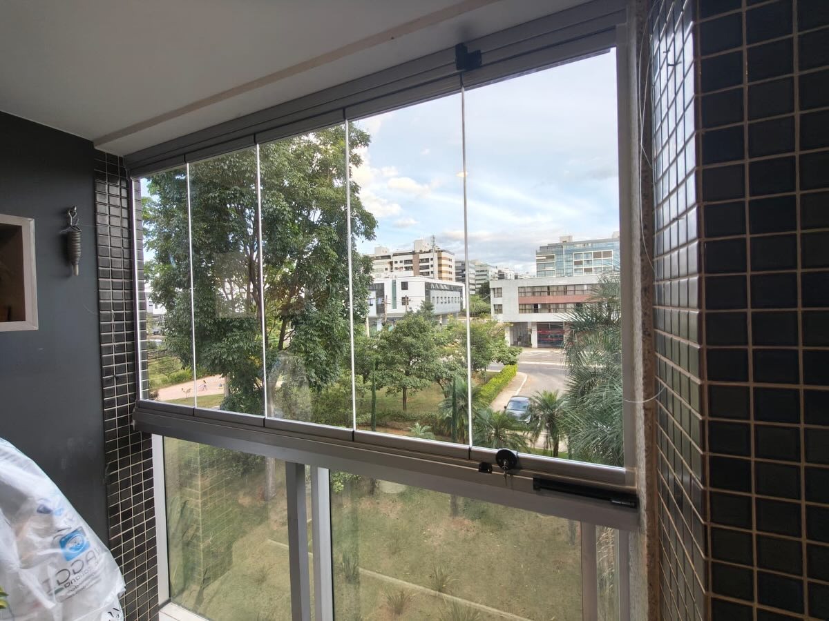 Varanda com o sistema de cortina de vidro instalado, trilho superior aparente